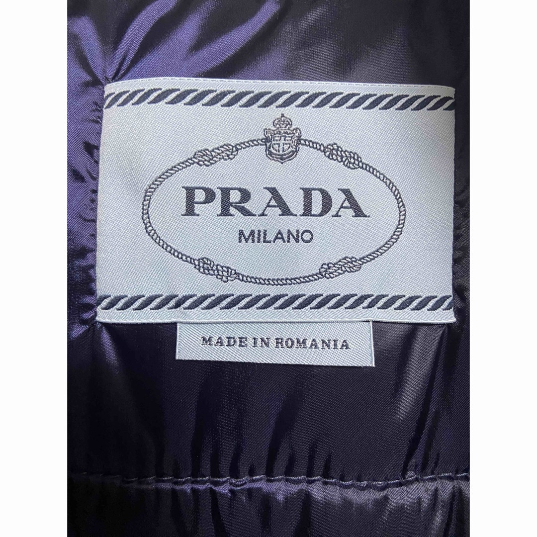 PRADA(プラダ)の新品タグ付き　PRADA プラダ　中綿　ダウンジャケット　三角ロゴ　ネイビー レディースのジャケット/アウター(ダウンジャケット)の商品写真