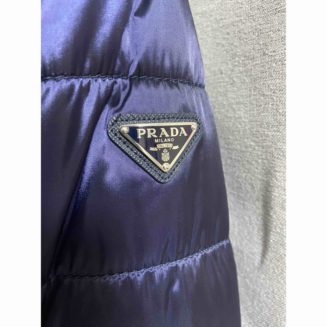 PRADA(プラダ)の新品タグ付き　PRADA プラダ　中綿　ダウンジャケット　三角ロゴ　ネイビー レディースのジャケット/アウター(ダウンジャケット)の商品写真