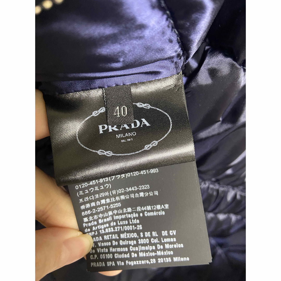 PRADA(プラダ)の新品タグ付き　PRADA プラダ　中綿　ダウンジャケット　三角ロゴ　ネイビー レディースのジャケット/アウター(ダウンジャケット)の商品写真