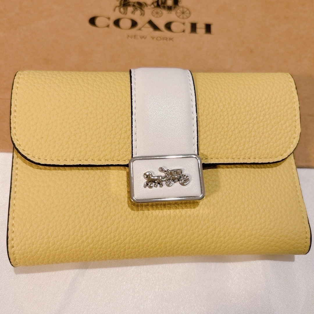 COACH(コーチ)のCOACH 三つ折り　財布　レザー　イエロー　コンパクト　ウォレット　未使用品 レディースのファッション小物(財布)の商品写真