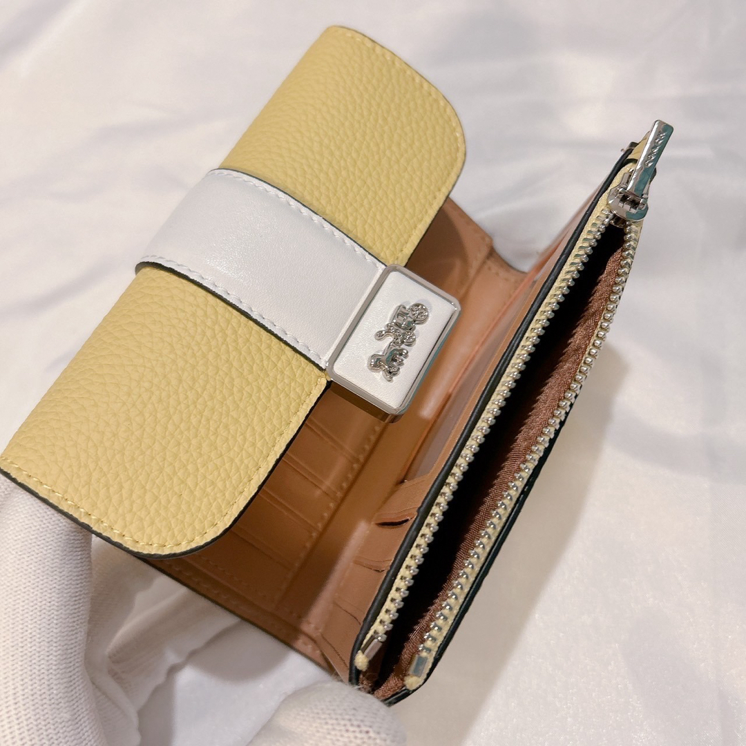 COACH(コーチ)のCOACH 三つ折り　財布　レザー　イエロー　コンパクト　ウォレット　未使用品 レディースのファッション小物(財布)の商品写真
