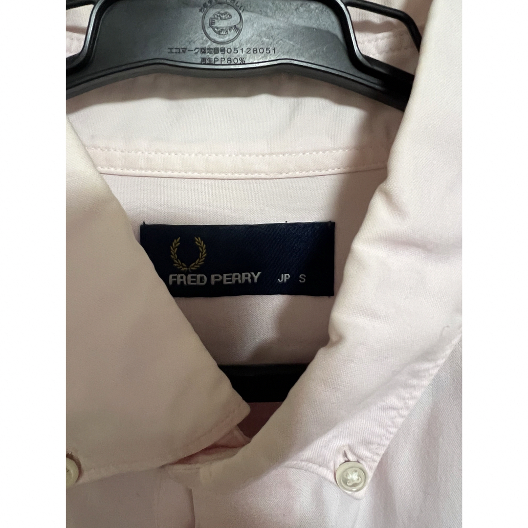 FRED PERRY(フレッドペリー)のフレッドペリー　長袖シャツ　ピンクSサイズ（身長165cm-175cm相当） メンズのトップス(シャツ)の商品写真