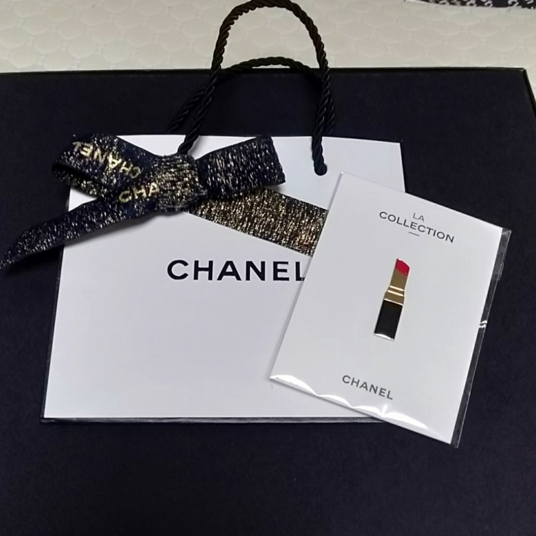 CHANEL(シャネル)の❨②ピンバッチ💄❩シャネルルージュ型 ピンバッジ リボン付きショップ袋 エンタメ/ホビーのコレクション(ノベルティグッズ)の商品写真