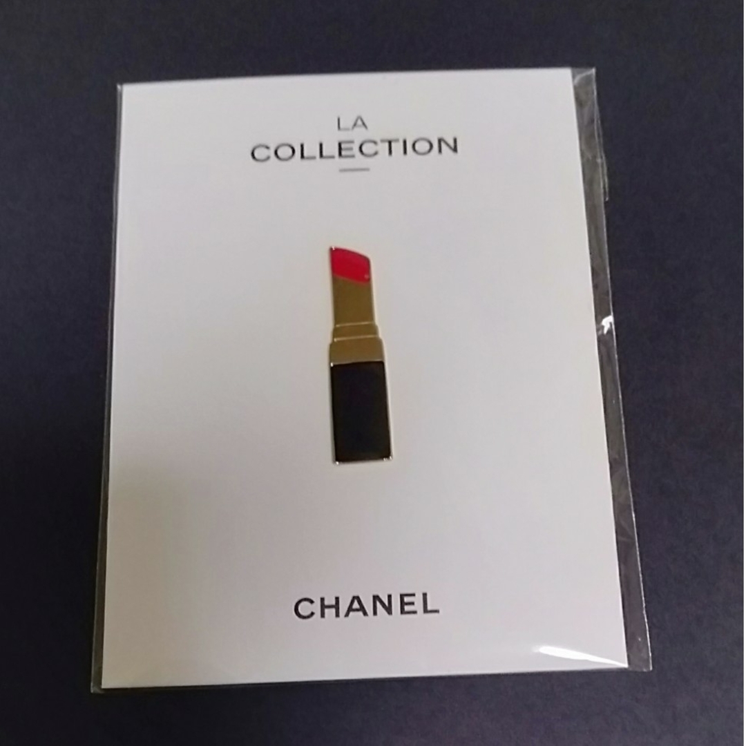 CHANEL(シャネル)の❨②ピンバッチ💄❩シャネルルージュ型 ピンバッジ リボン付きショップ袋 エンタメ/ホビーのコレクション(ノベルティグッズ)の商品写真