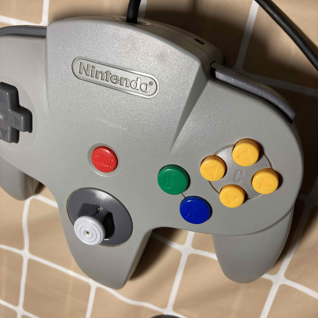 NINTENDO 64(ニンテンドウ64)のニンテンドウ64 本体、コントローラ、ACアダプタ、Ｓ端子ケーブルのセット エンタメ/ホビーのゲームソフト/ゲーム機本体(家庭用ゲーム機本体)の商品写真