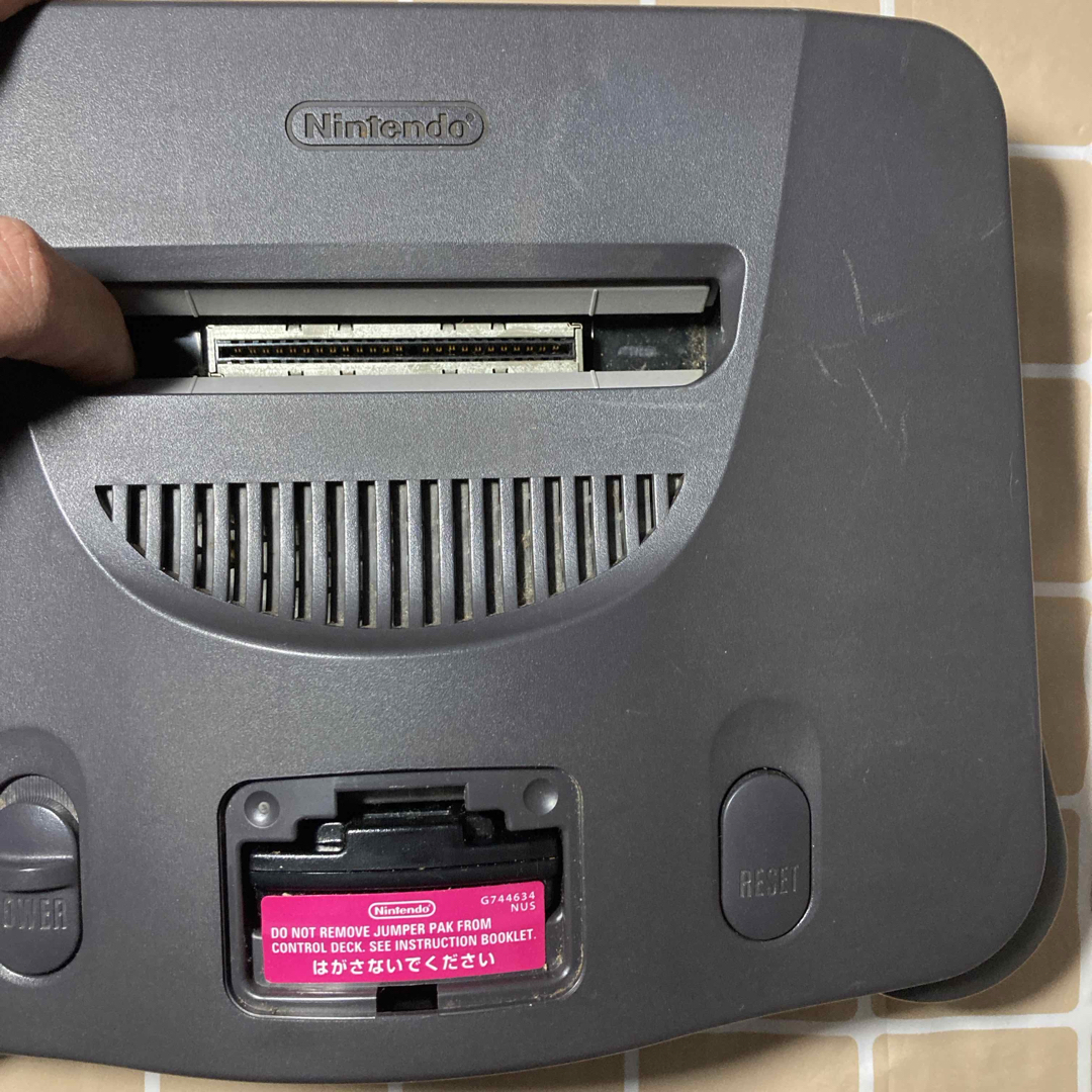 NINTENDO 64(ニンテンドウ64)のニンテンドウ64 本体、コントローラ、ACアダプタ、Ｓ端子ケーブルのセット エンタメ/ホビーのゲームソフト/ゲーム機本体(家庭用ゲーム機本体)の商品写真