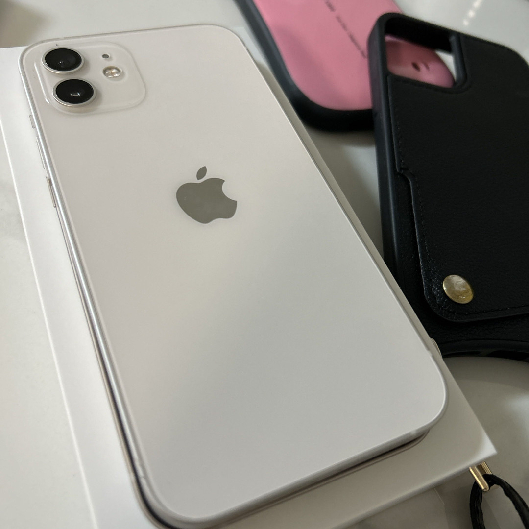 iPhone(アイフォーン)のiPhone12 白 スマホ/家電/カメラのスマートフォン/携帯電話(スマートフォン本体)の商品写真