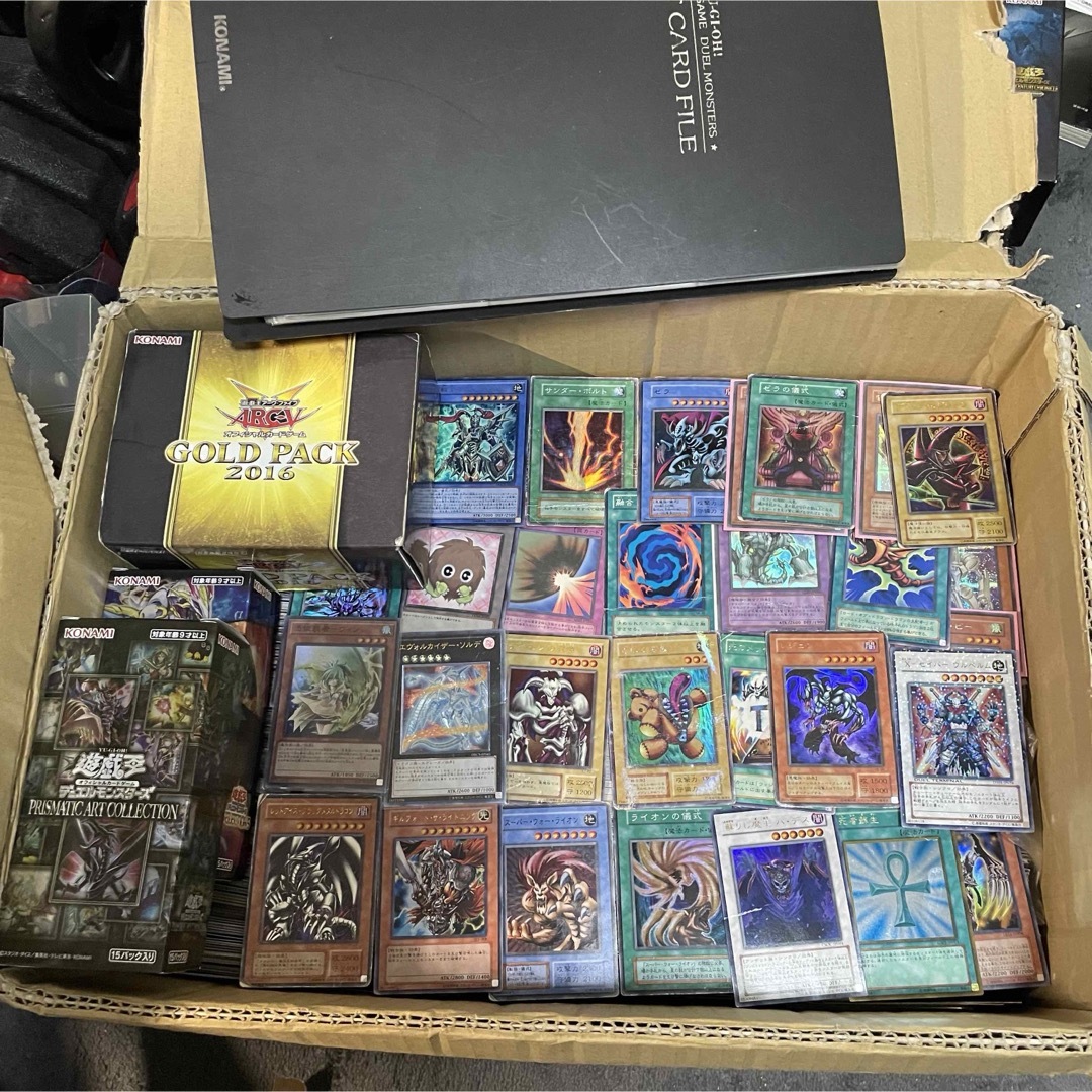 遊戯王(ユウギオウ)の【遊戯王】引退品　10000枚　おまけ付き　まとめ売り　 エンタメ/ホビーのトレーディングカード(シングルカード)の商品写真