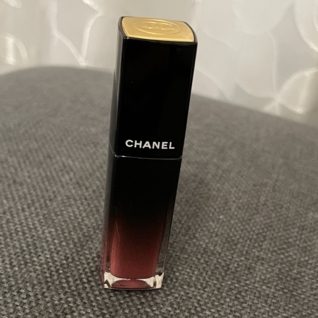 CHANEL(シャネル)のシャネル ルージュ アリュール ラック 64 - エグジジャンス コスメ/美容のベースメイク/化粧品(口紅)の商品写真