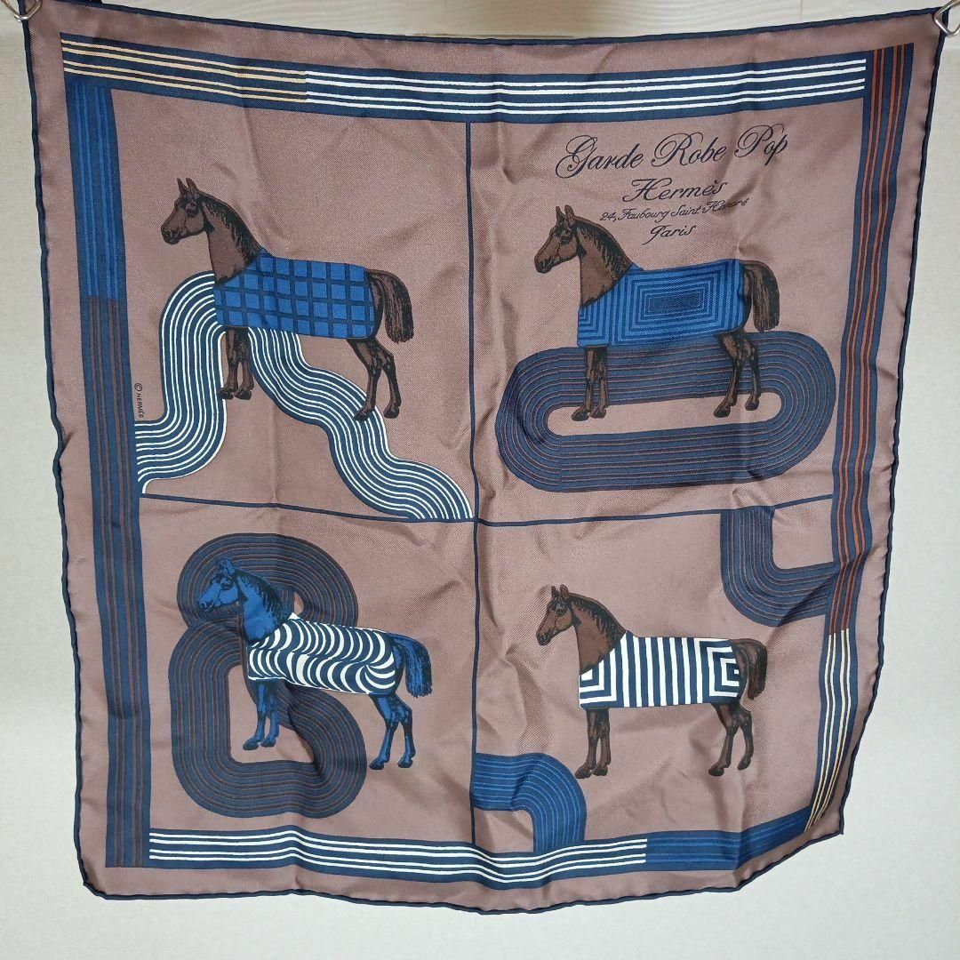 Hermes(エルメス)のく281超美品　エルメス　プチカレ40　最高級シルク100　ガヴロッシュ　馬柄 レディースのファッション小物(バンダナ/スカーフ)の商品写真