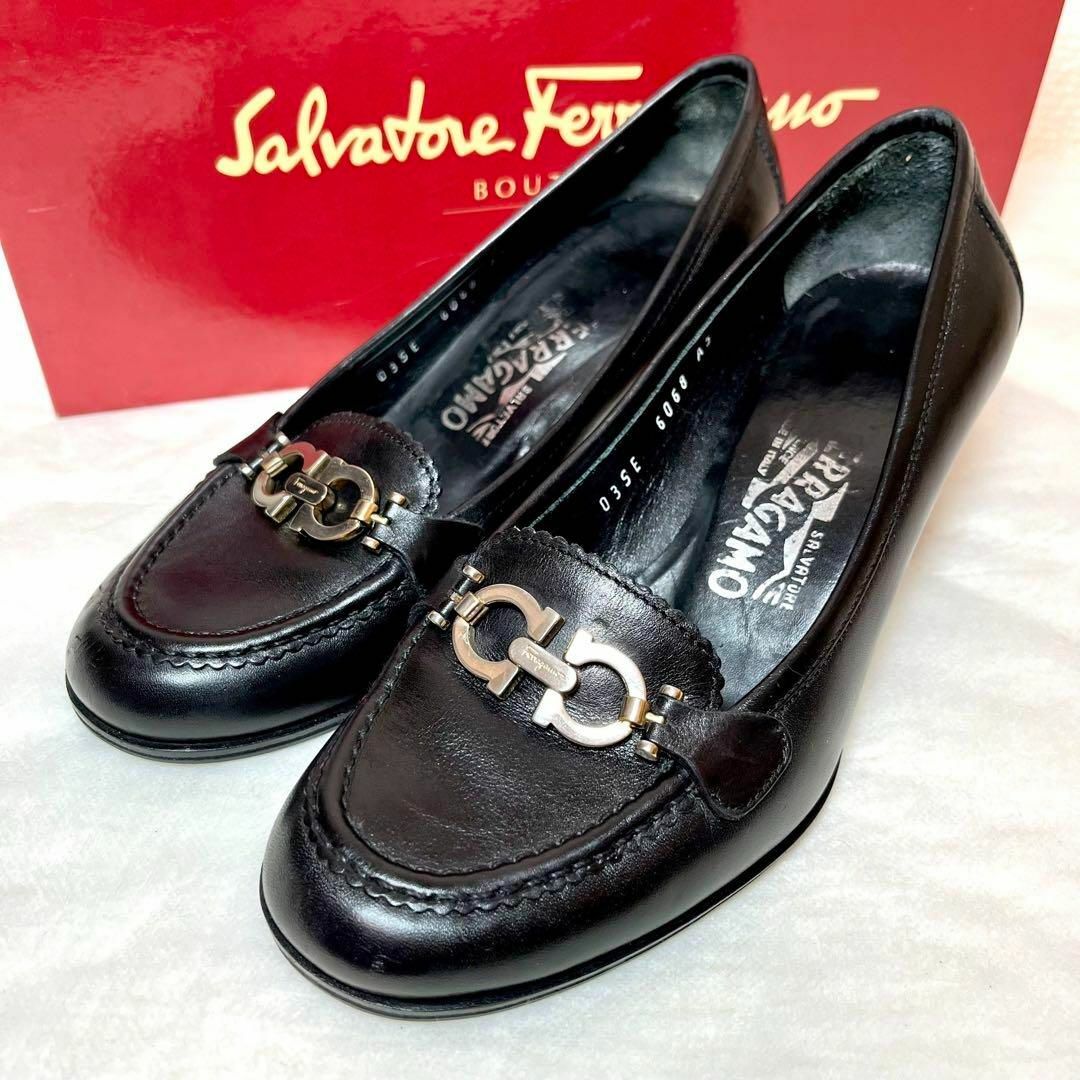 Salvatore Ferragamo(サルヴァトーレフェラガモ)のサルヴァトーレフェラガモ　Wガンチーニ　パンプス　革　黒　23cm レディースの靴/シューズ(ローファー/革靴)の商品写真