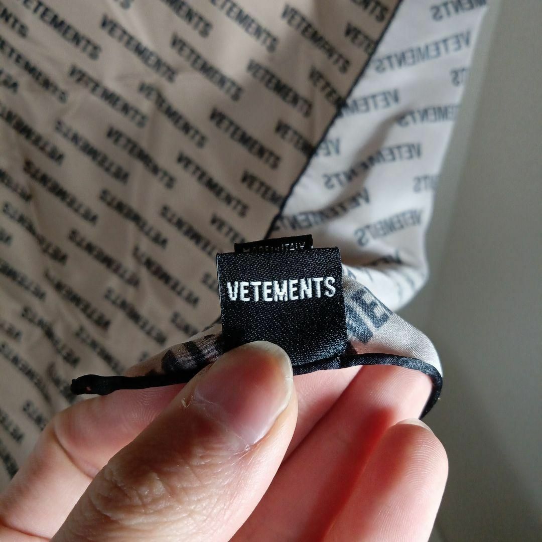 VETEMENTS(ヴェトモン)のく284超美品　ヴェトモン　スカーフ　最高級シルク100　ロゴマーク　総柄 レディースのファッション小物(バンダナ/スカーフ)の商品写真