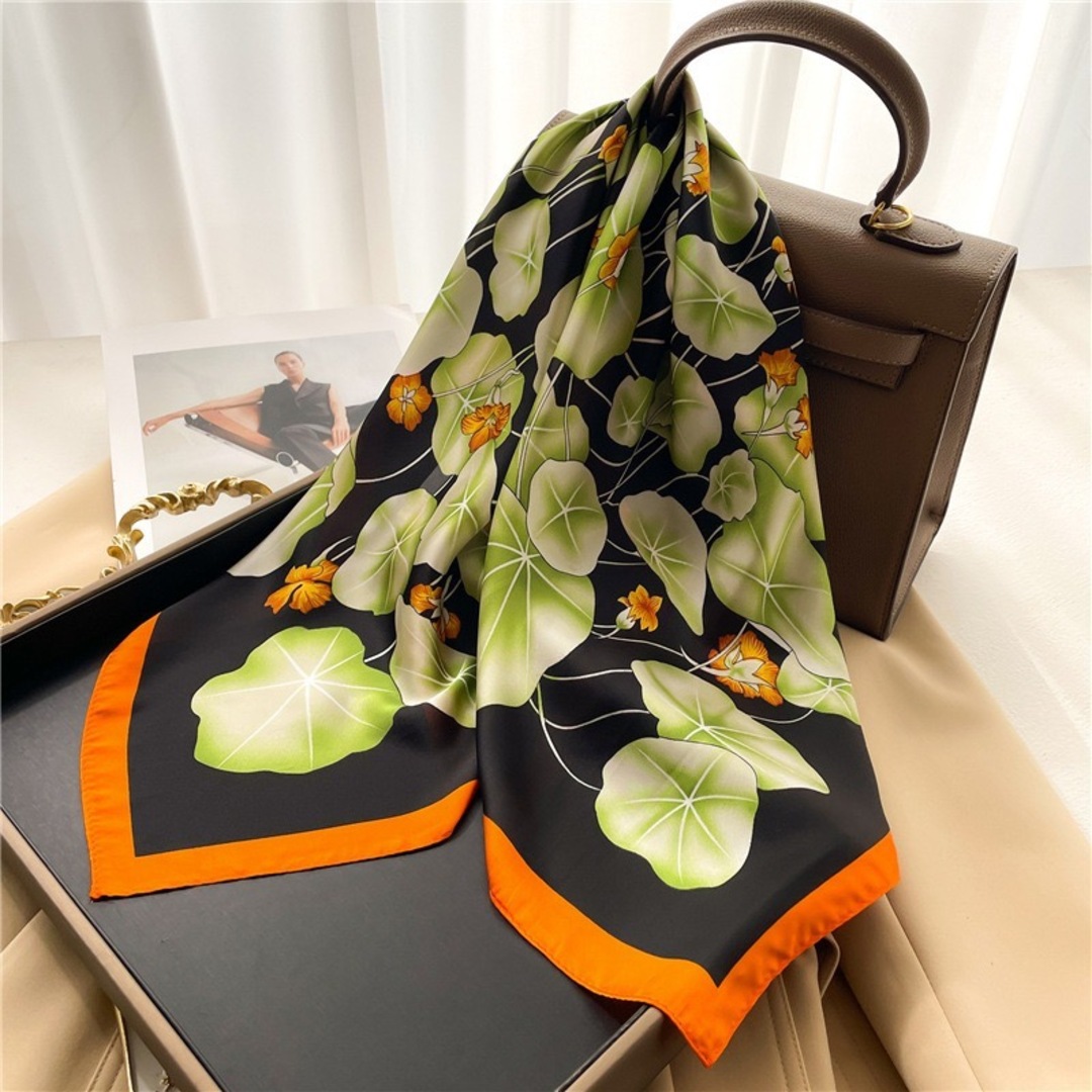ワンポイント♡　紫外線対策　スカーフ　バッグチャーム　花柄　シルク風　高級感 レディースのファッション小物(バンダナ/スカーフ)の商品写真