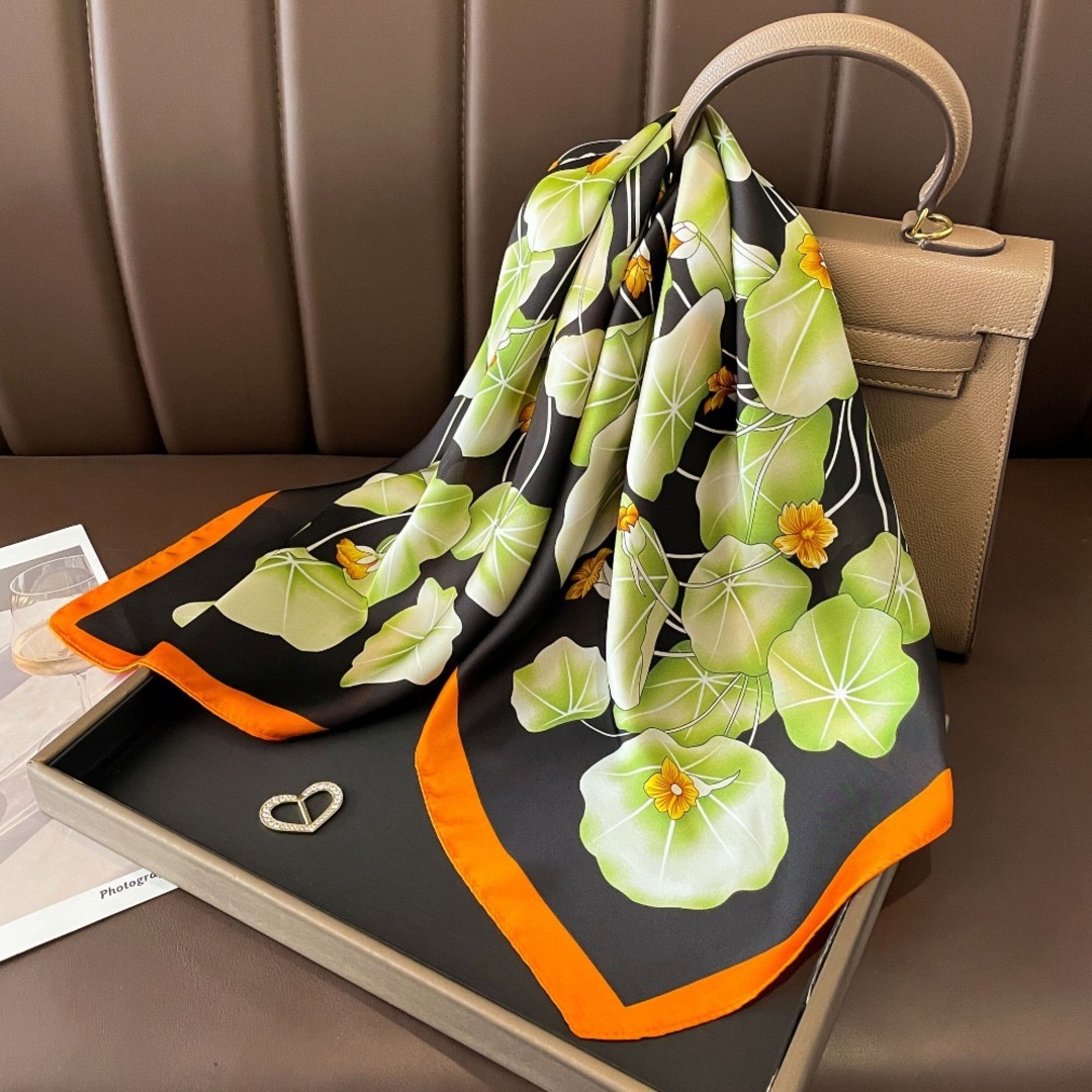 ワンポイント♡　紫外線対策　スカーフ　バッグチャーム　花柄　シルク風　高級感 レディースのファッション小物(バンダナ/スカーフ)の商品写真
