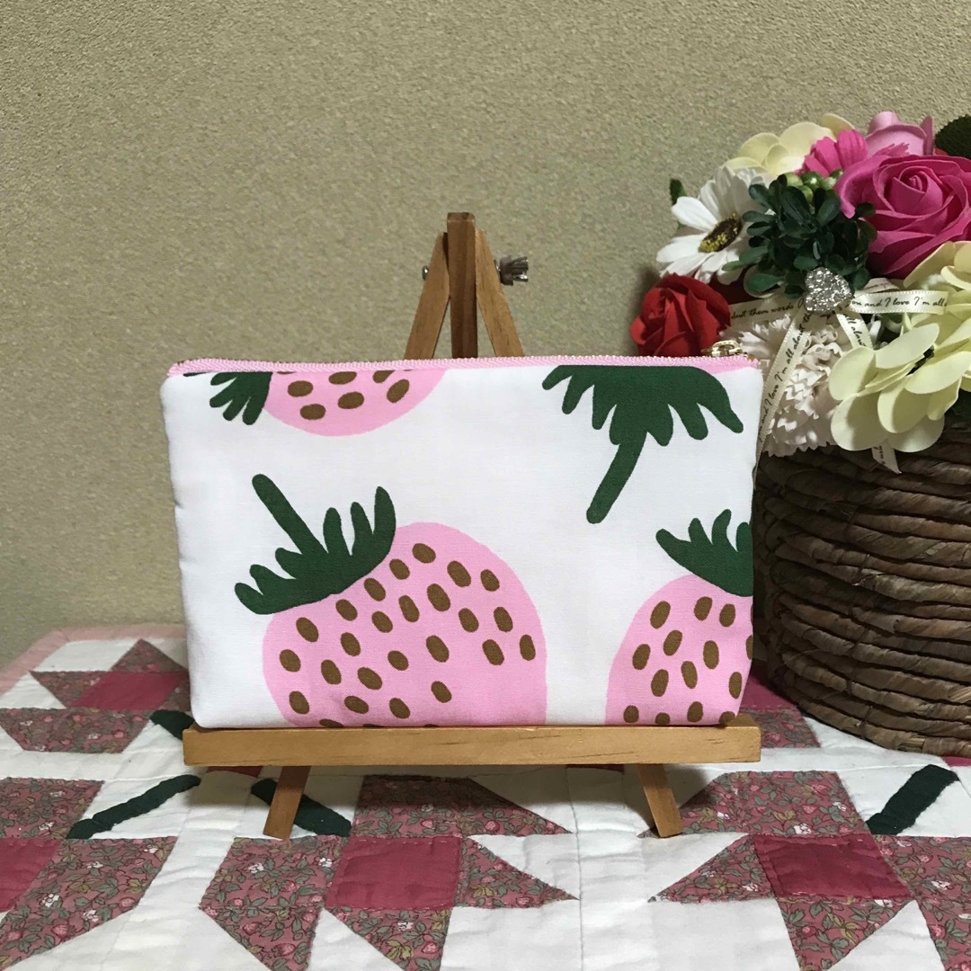 marimekko(マリメッコ)のマリメッコ    生地　ハンドメイド　マンシッカ　ピン2cmマチ付きポーチ ハンドメイドのファッション小物(ポーチ)の商品写真