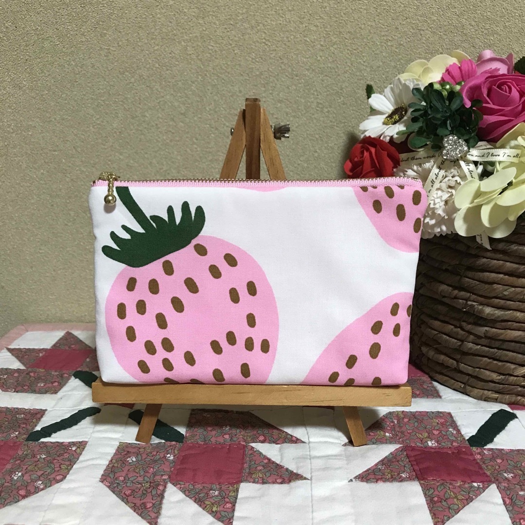 marimekko(マリメッコ)のマリメッコ    生地　ハンドメイド　マンシッカ　ピン2cmマチ付きポーチ ハンドメイドのファッション小物(ポーチ)の商品写真