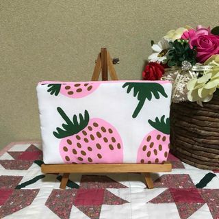 マリメッコ(marimekko)のマリメッコ    生地　ハンドメイド　マンシッカ　ピン2cmマチ付きポーチ(ポーチ)