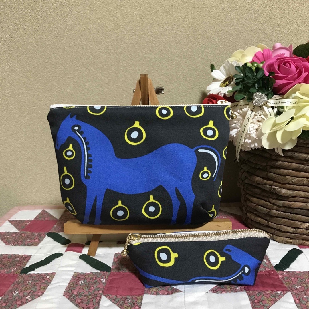 marimekko(マリメッコ)のマリメッコ   生地　ハンドメイド　ムスタタンマ　ブルー　ふっくらポーチ他2点組 レディースのファッション小物(ポーチ)の商品写真