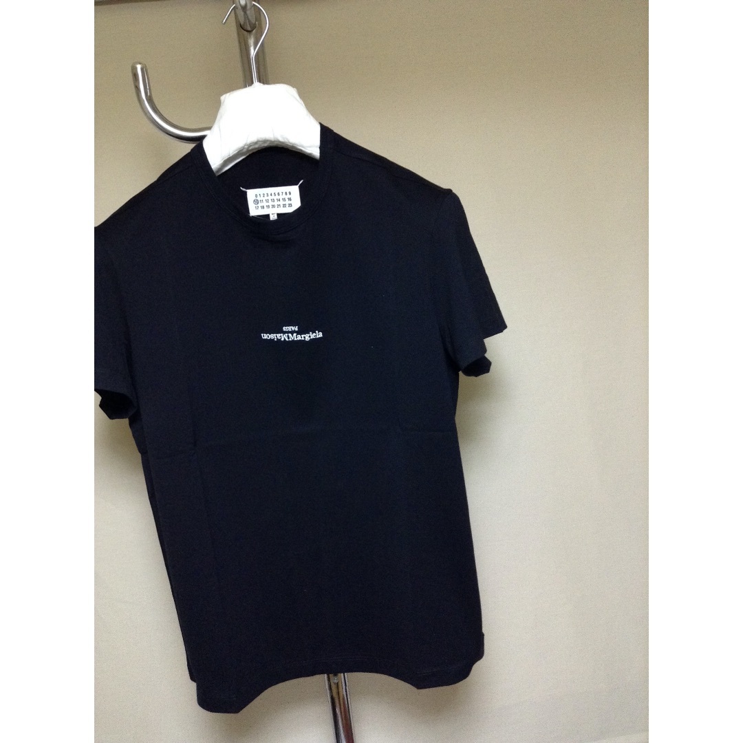 Maison Martin Margiela(マルタンマルジェラ)の新品 48 マルジェラ 23ss 定番 ロゴ反転Tシャツ 黒白 6096 メンズのトップス(Tシャツ/カットソー(半袖/袖なし))の商品写真