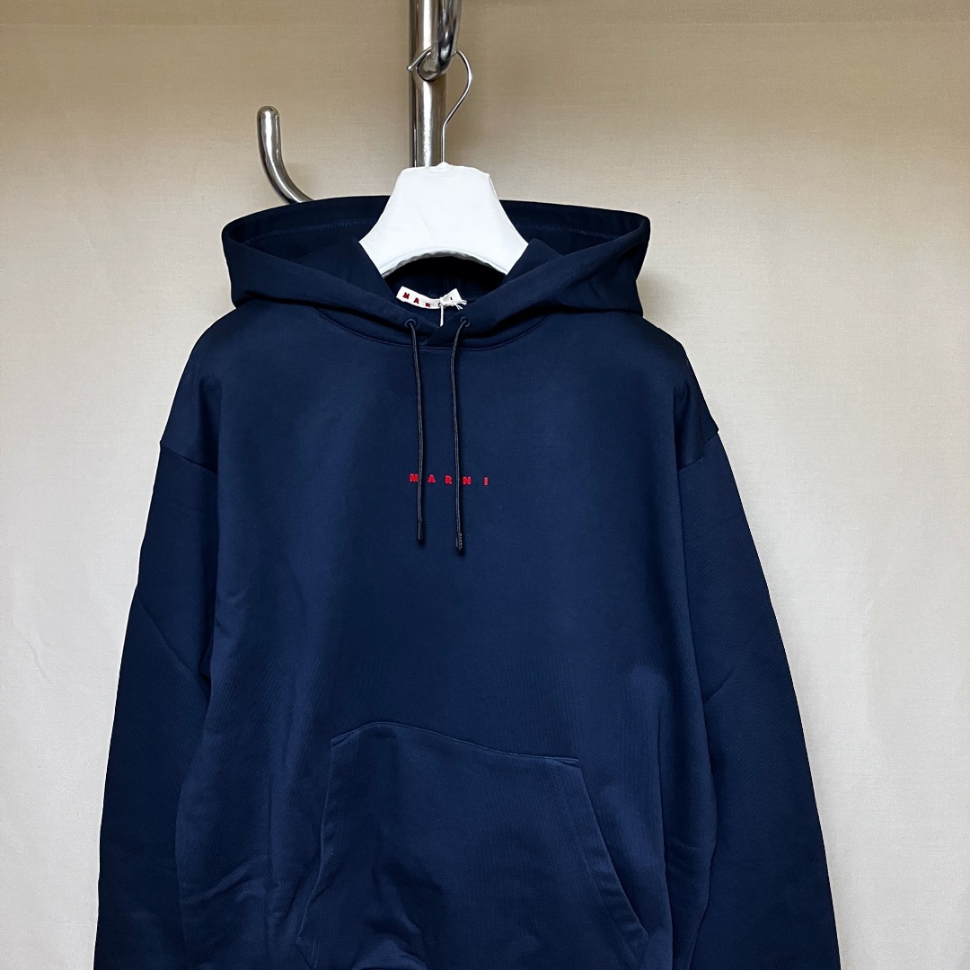 Maison Martin Margiela(マルタンマルジェラ)の新品 48 マルニ 23aw ミニロゴ パーカー ネイビー 6083 メンズのトップス(パーカー)の商品写真