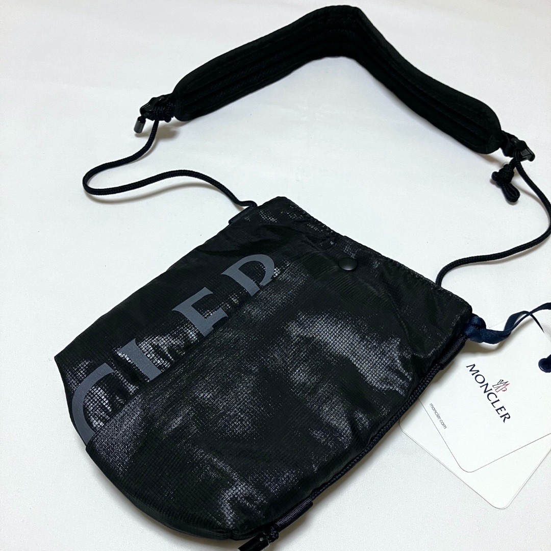 MONCLER(モンクレール)の新品 モンクレール 23aw フォンポーチ ショルダーバッグ 黒 5942 メンズのバッグ(ショルダーバッグ)の商品写真