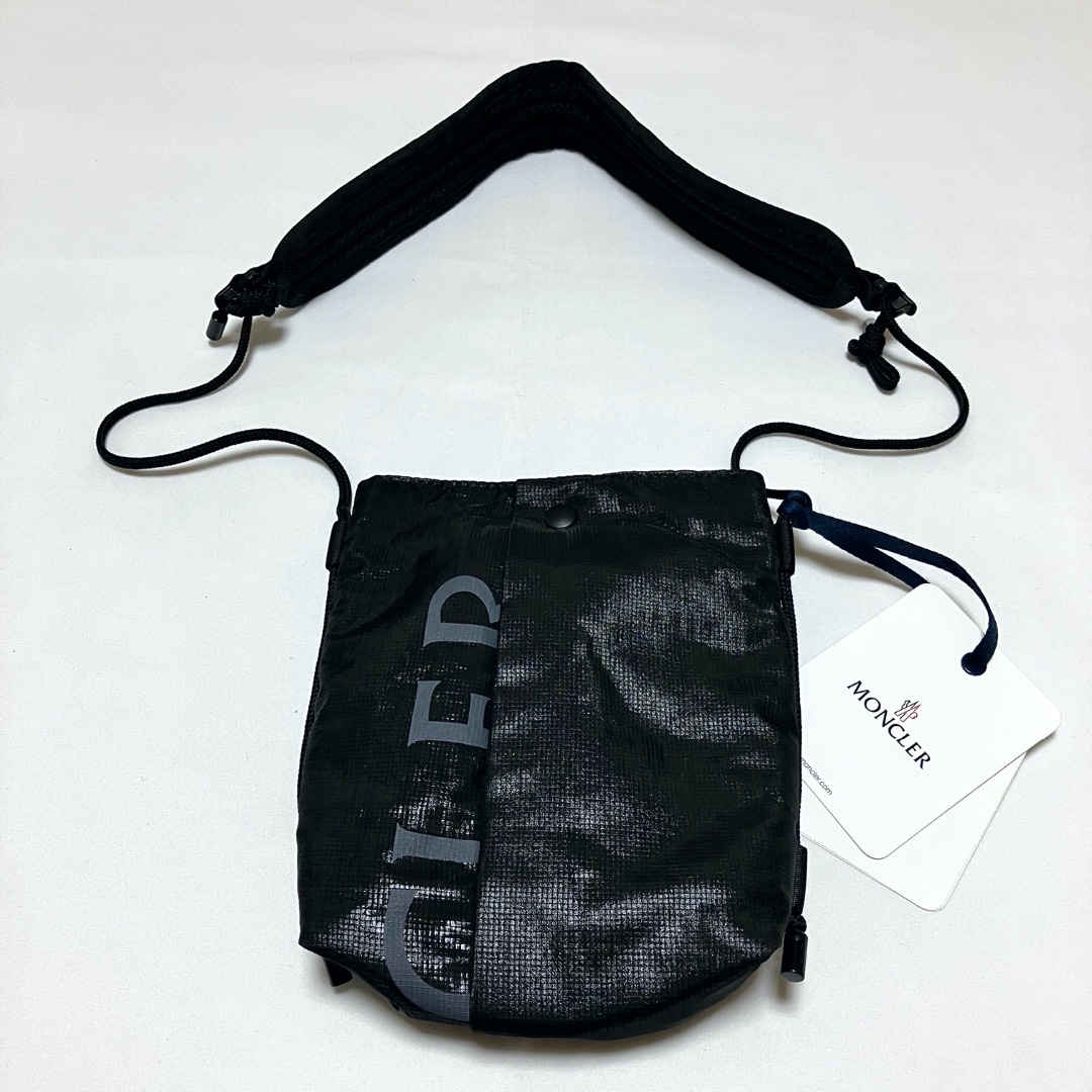 MONCLER(モンクレール)の新品 モンクレール 23aw フォンポーチ ショルダーバッグ 黒 5942 メンズのバッグ(ショルダーバッグ)の商品写真