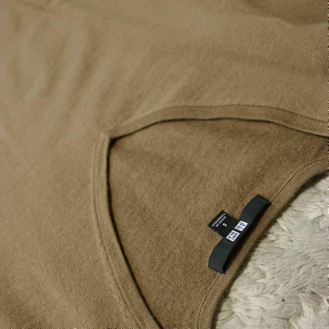 UNIQLO(ユニクロ)のUNIQLO エクストラファインメリノVネックセーター Sサイズ ブラウン レディースのトップス(ニット/セーター)の商品写真