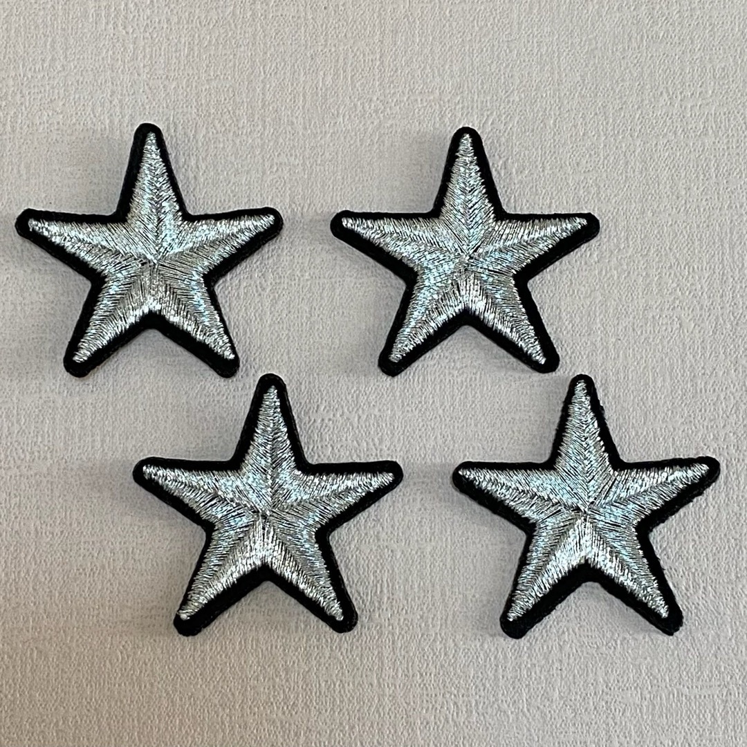 星 黒フチ銀 ☆ ４枚セット　アイロンワッペン  ハンドメイドの素材/材料(各種パーツ)の商品写真