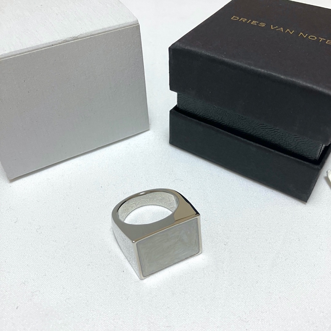 DRIES VAN NOTEN(ドリスヴァンノッテン)の新品 M ドリスヴァンノッテン 23ss スクエアリング 指輪 灰銀 5650 メンズのアクセサリー(リング(指輪))の商品写真