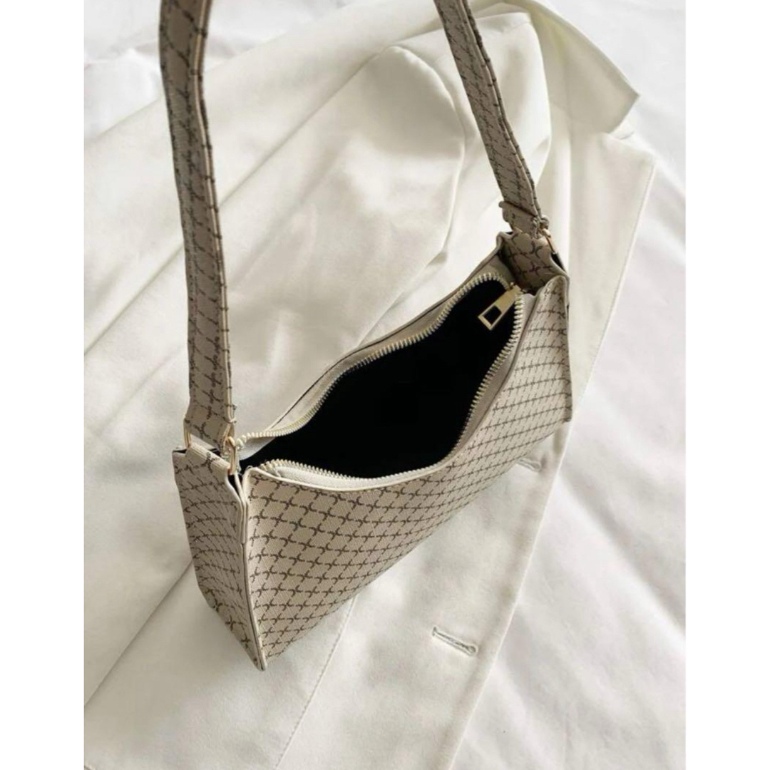 SHEIN(シーイン)のSHEIN オールオーバー幾何学模様 グラフィック バゲットバッグ レディースのバッグ(ハンドバッグ)の商品写真