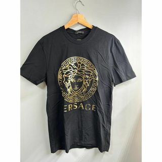 ヴェルサーチ(VERSACE)のセレブ系ファッション ヴェルサーチ ブラック ロゴ Ｔシャツ 半袖 ※訳アリ商品(Tシャツ/カットソー(半袖/袖なし))