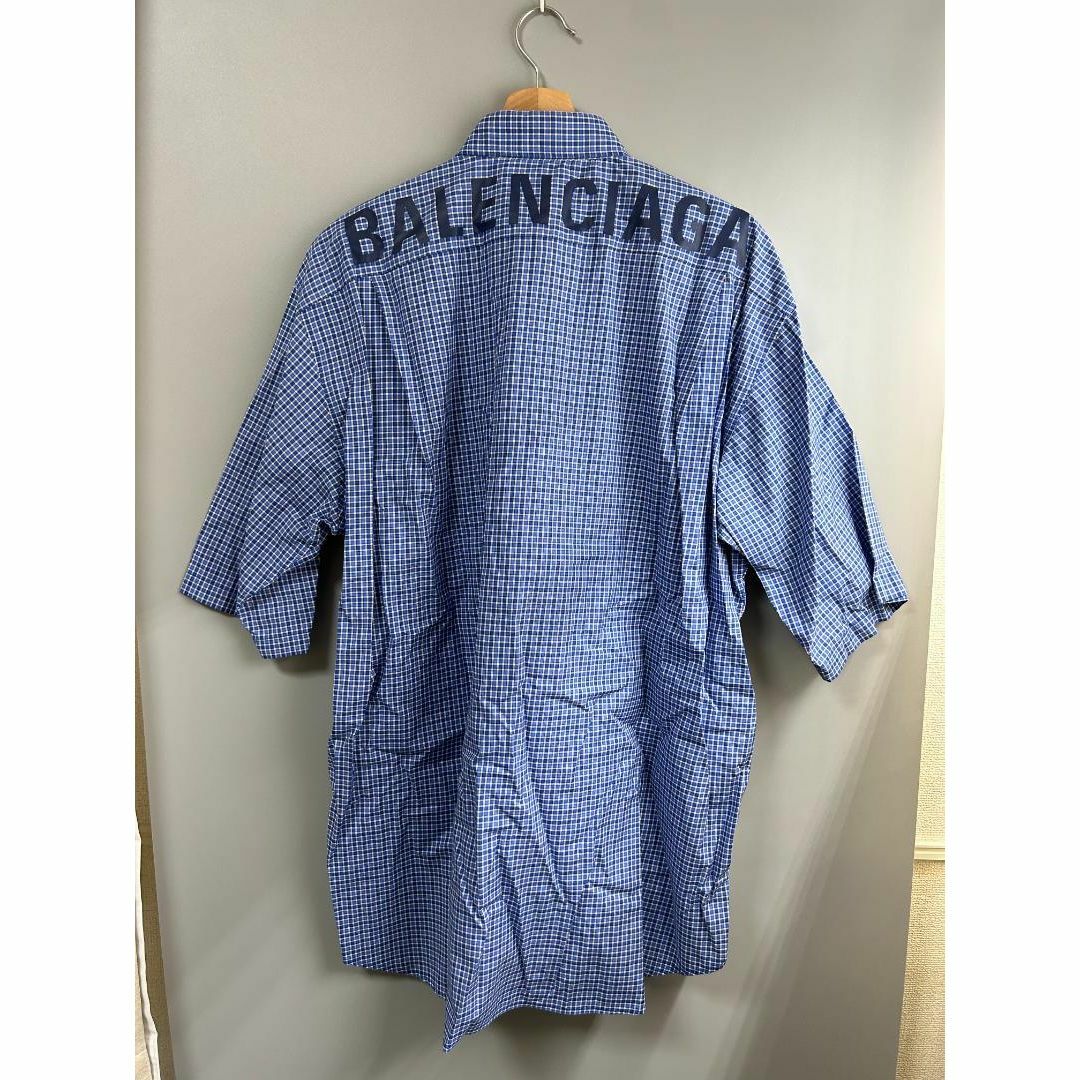 Balenciaga(バレンシアガ)の7分丈のホワイトパンツにピッタリ！バレンシアガ　ブルーチェックシャツ バックロゴ メンズのトップス(シャツ)の商品写真