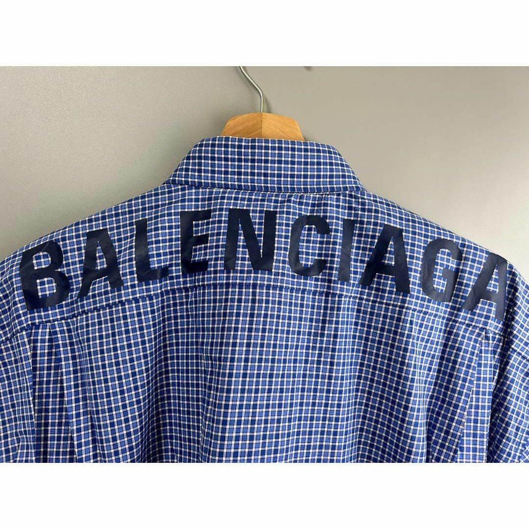 Balenciaga(バレンシアガ)の7分丈のホワイトパンツにピッタリ！バレンシアガ　ブルーチェックシャツ バックロゴ メンズのトップス(シャツ)の商品写真