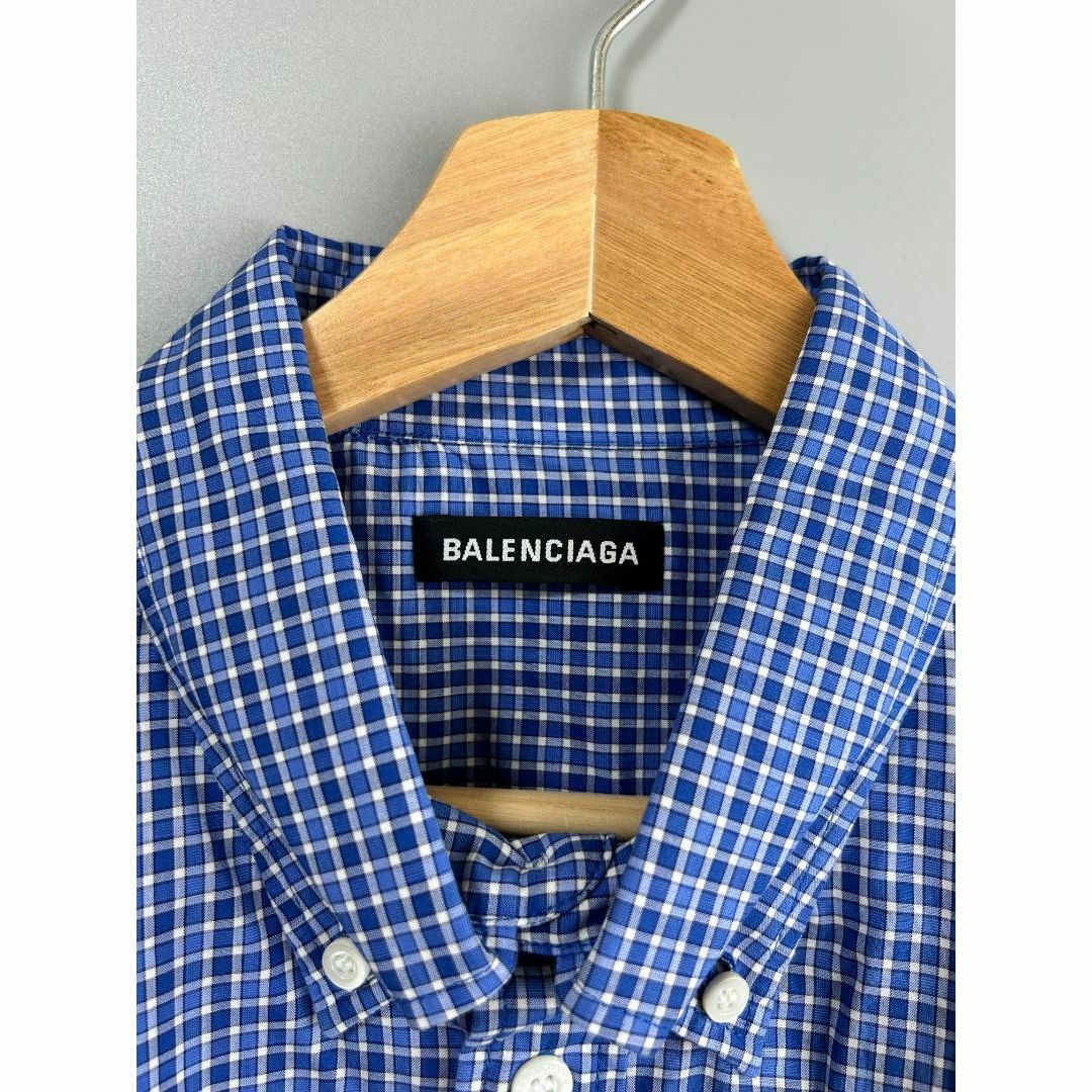 Balenciaga(バレンシアガ)の7分丈のホワイトパンツにピッタリ！バレンシアガ　ブルーチェックシャツ バックロゴ メンズのトップス(シャツ)の商品写真