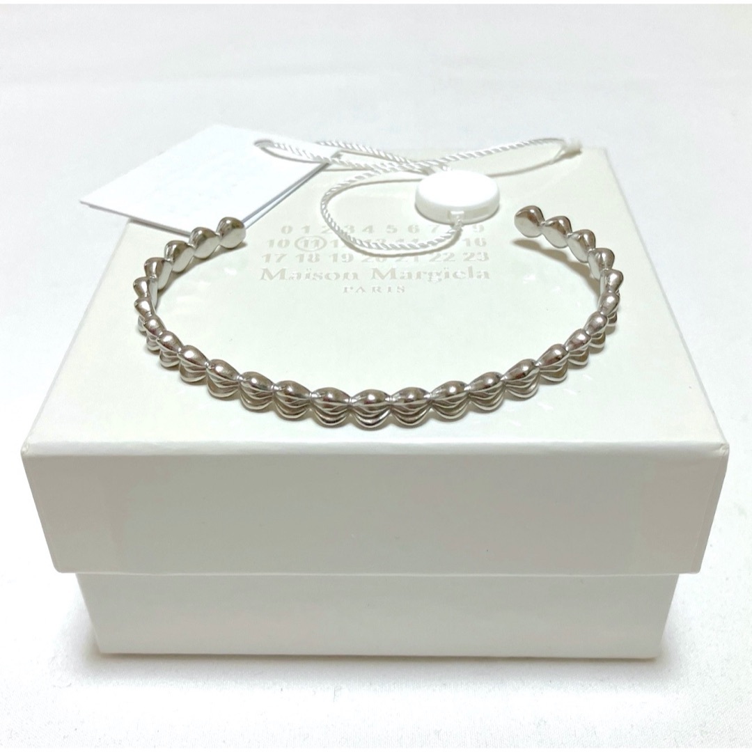 Maison Margiela（旧Maison Martin Margiela）(メゾンマルジェラ)の新品 6 マルジェラ 23ss タイムレスカフブレスレット 銀 5975 メンズのアクセサリー(ブレスレット)の商品写真