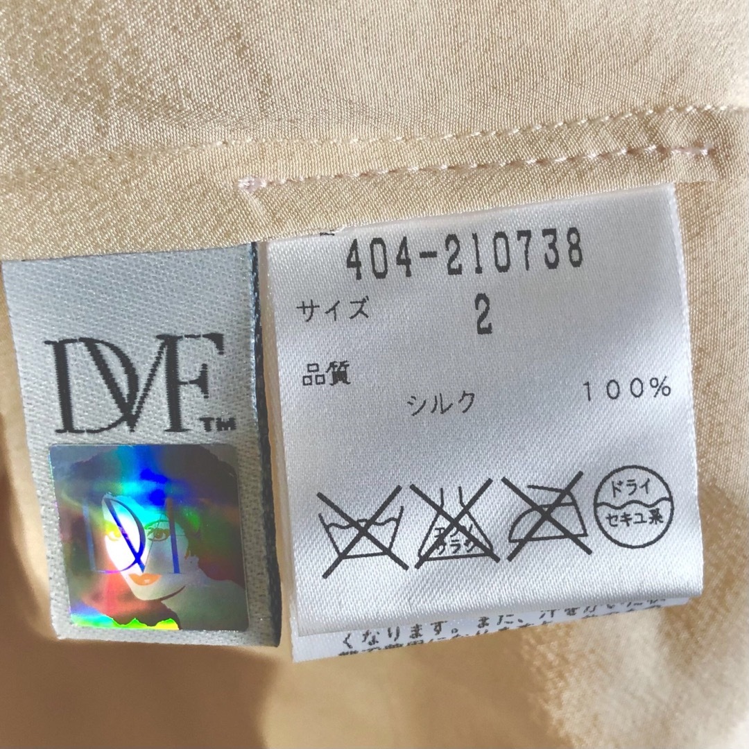 DIANE von FURSTENBERG(ダイアンフォンファステンバーグ)のダイアンフォンファスティンバーグ　ブラウス　ベージュ系　金ボタン　シルク100% レディースのトップス(シャツ/ブラウス(半袖/袖なし))の商品写真