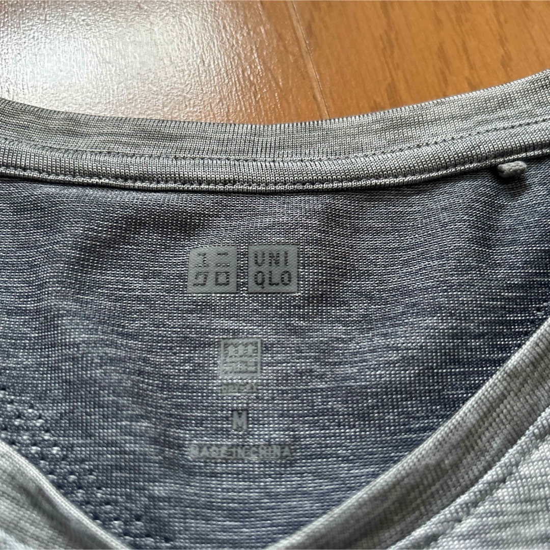 UNIQLO Mサイズ グレー シャツ スポーツ レディースのトップス(Tシャツ(半袖/袖なし))の商品写真