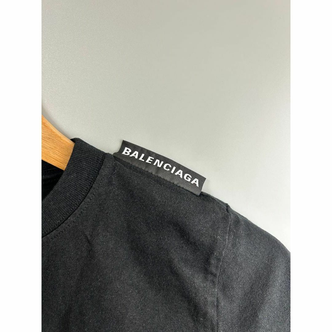 Balenciaga(バレンシアガ)の黒いスーツのインナーとしてもピッタリなバレンシアガのブラックTシャツ レディース レディースのトップス(Tシャツ(半袖/袖なし))の商品写真