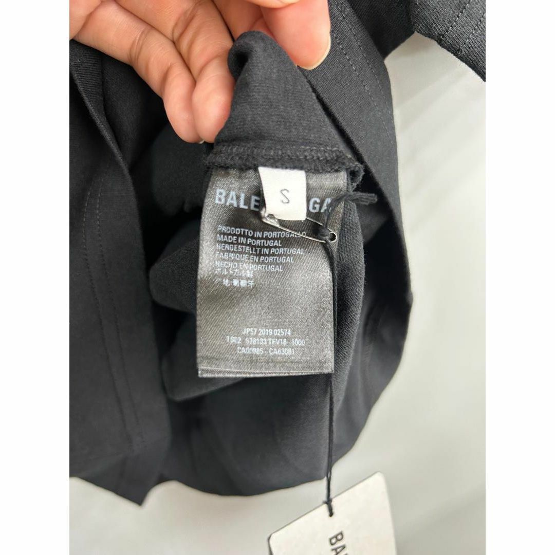 Balenciaga(バレンシアガ)の黒いスーツのインナーとしてもピッタリなバレンシアガのブラックTシャツ レディース レディースのトップス(Tシャツ(半袖/袖なし))の商品写真