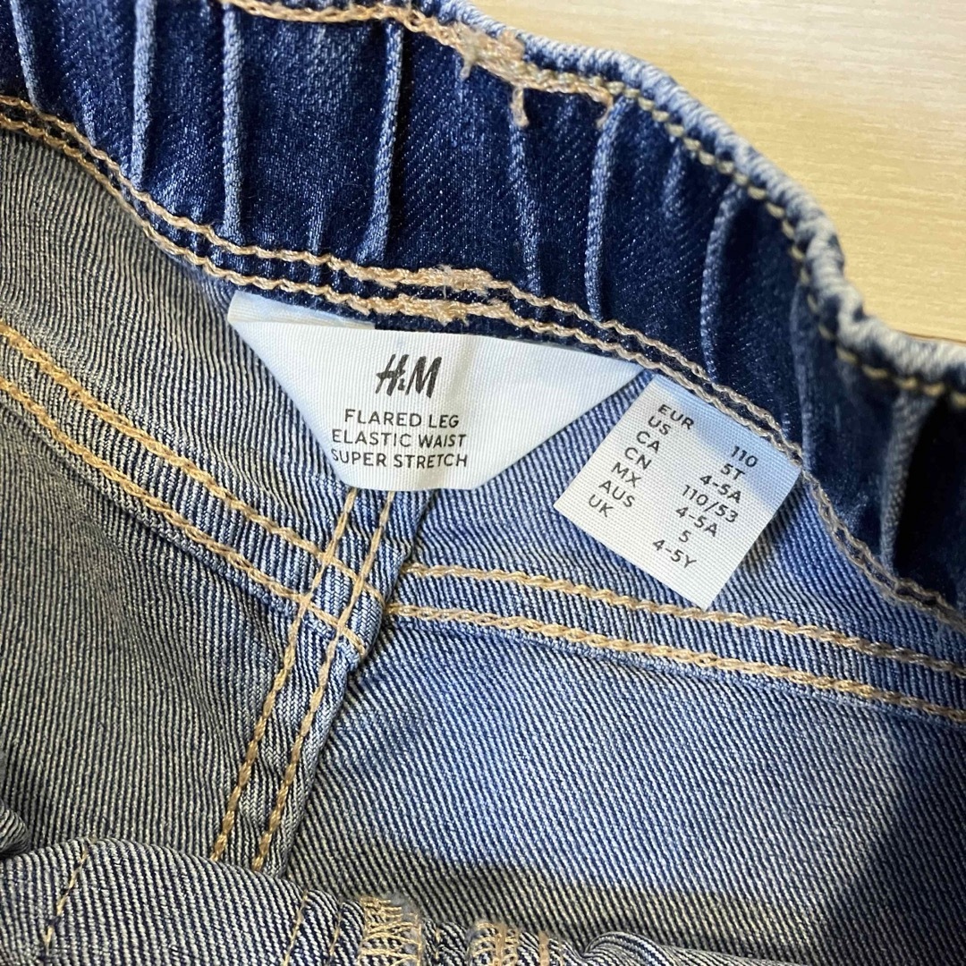 H&M(エイチアンドエム)の美品！【H＆M】エイチアンドエム デニム フレアパンツ サイズ110 キッズ/ベビー/マタニティのキッズ服女の子用(90cm~)(パンツ/スパッツ)の商品写真