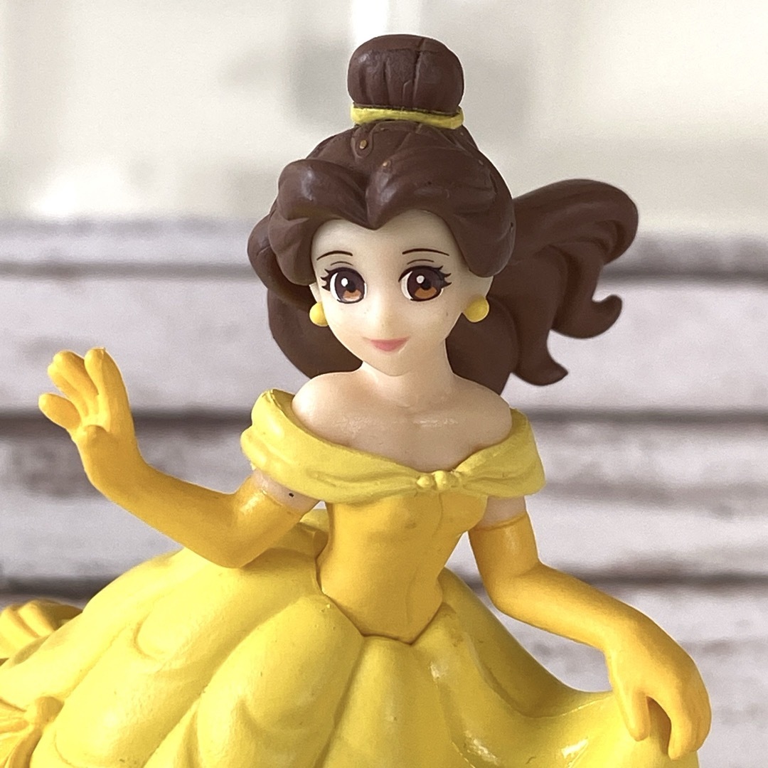 ディズニープリンセスミニフィギュアBANDAI ベルと白雪姫 エンタメ/ホビーのおもちゃ/ぬいぐるみ(キャラクターグッズ)の商品写真