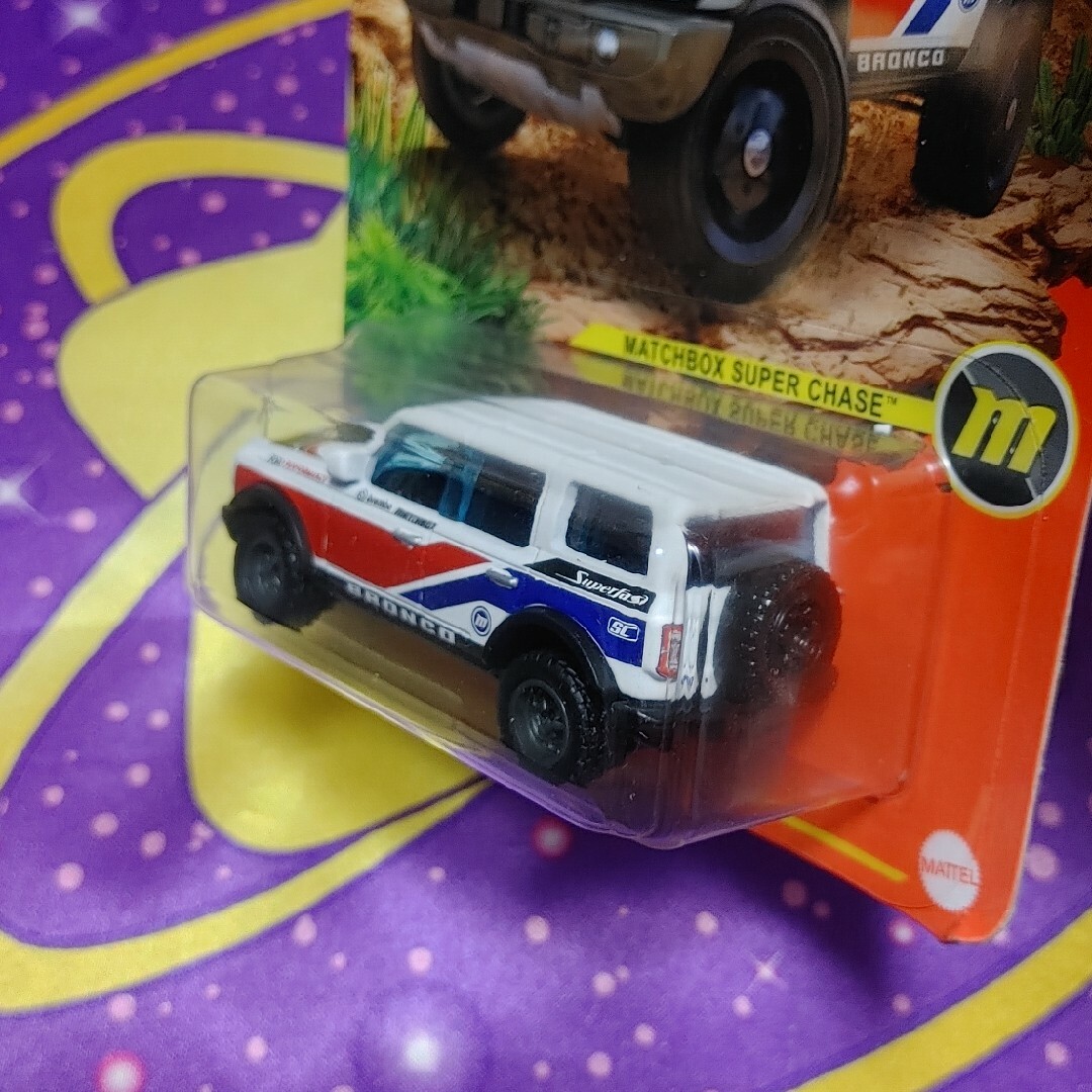 マッチボックス 2021 フォード ブロンコ FORD BRONCO CHASE エンタメ/ホビーのおもちゃ/ぬいぐるみ(ミニカー)の商品写真