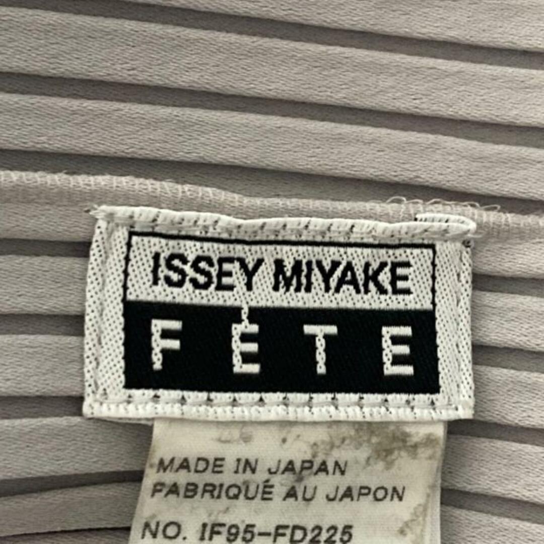 ISSEY MIYAKE(イッセイミヤケ)のISSEYMIYAKE(イッセイミヤケ) ジャケット サイズ2 M レディース - ライトグレー 長袖/プリーツ/FETE/春/秋 レディースのジャケット/アウター(その他)の商品写真