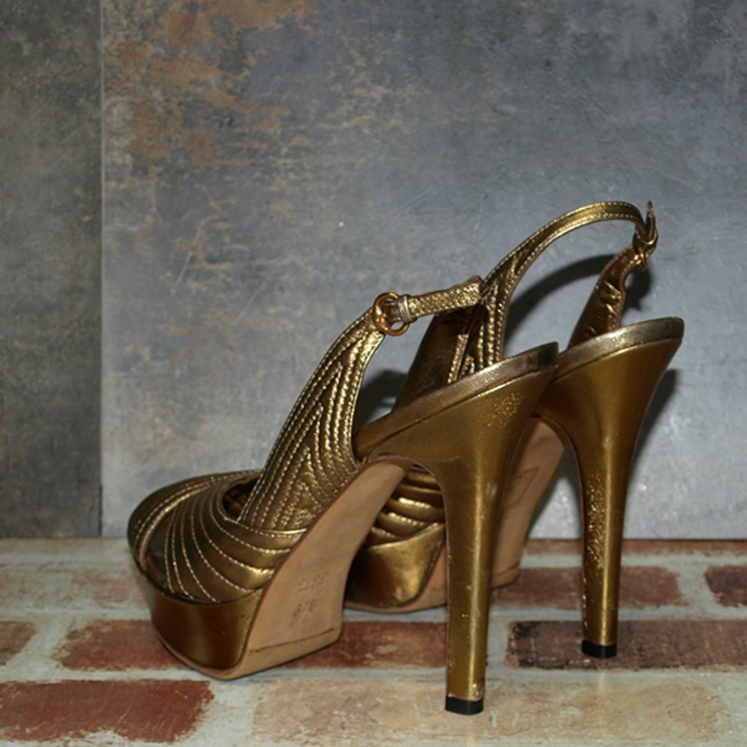 Gucci(グッチ)のグッチ・プラットフォームサンダル◇37Cサイズ ・ゴールド系　 使用感あり レディースの靴/シューズ(ハイヒール/パンプス)の商品写真