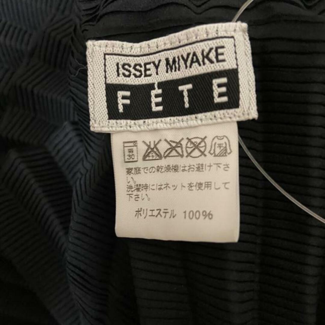 ISSEY MIYAKE(イッセイミヤケ)のISSEYMIYAKE(イッセイミヤケ) ボレロ サイズ02 M レディース - 黒 長袖/FETE/プリーツ レディースのトップス(ボレロ)の商品写真