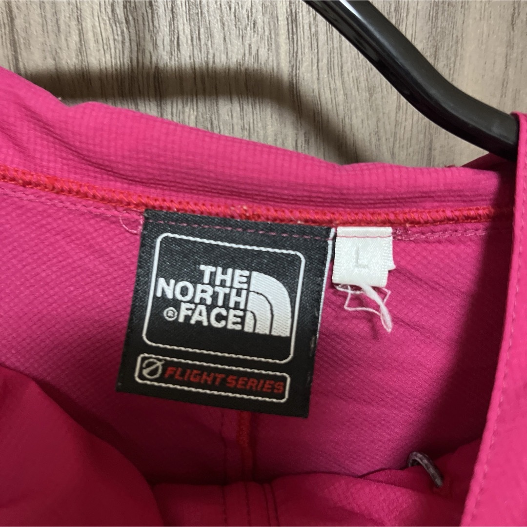 THE NORTH FACE(ザノースフェイス)のTHE NORTH FACE スワローテイルフーディ ローズレッド Lサイズ レディースのジャケット/アウター(ナイロンジャケット)の商品写真