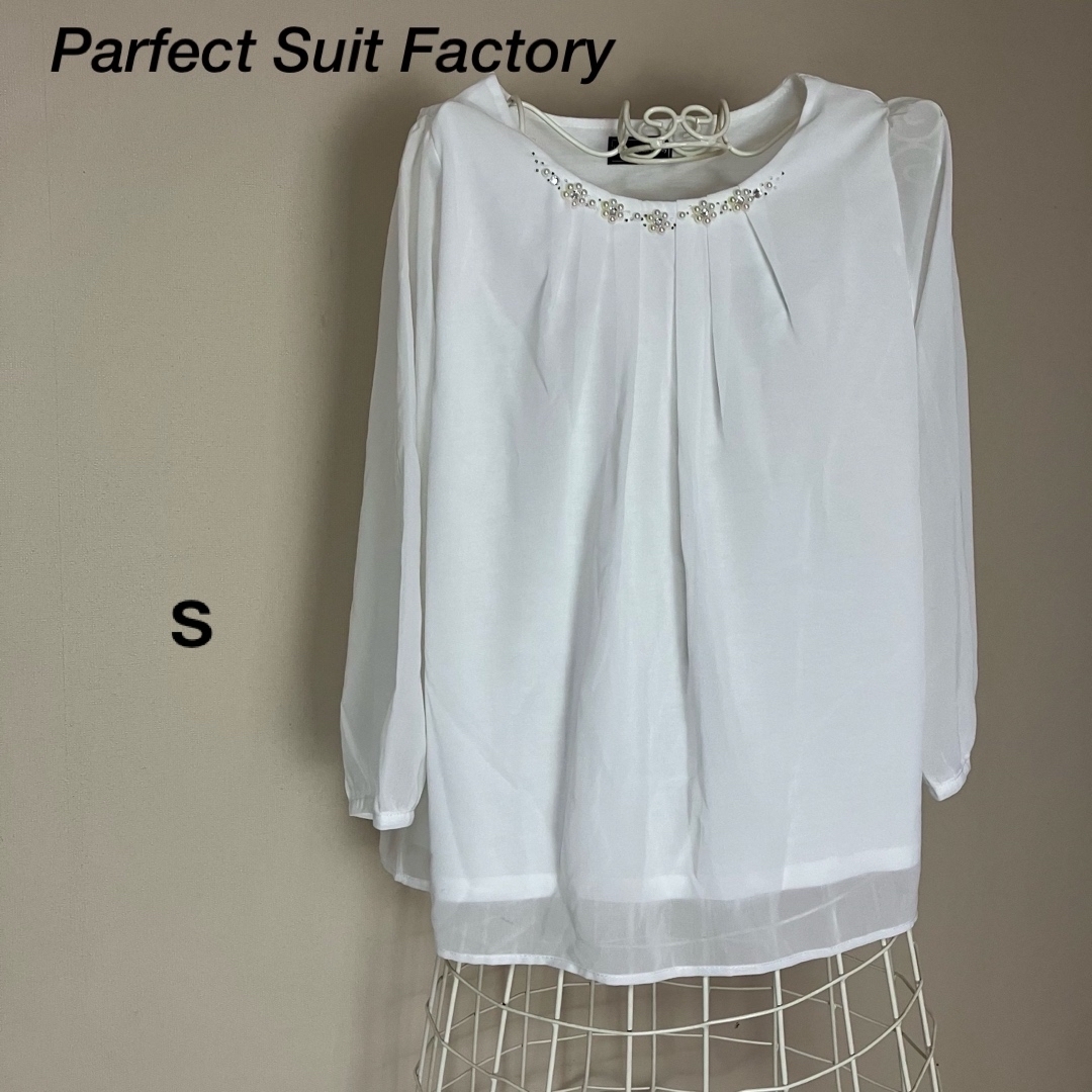 【大人気】Parfect Suit Factory ブラウス　胸元パール　シホン レディースのトップス(シャツ/ブラウス(長袖/七分))の商品写真