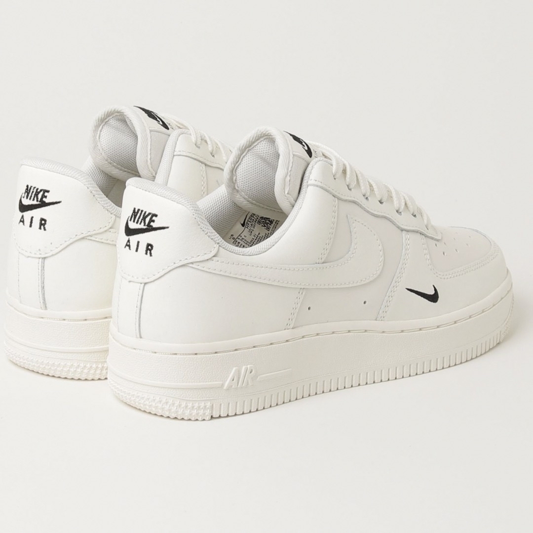 NIKE(ナイキ)のNIKE WMNS AIR FORCE 1 ’07 ESS ナイキエアフォース1 レディースの靴/シューズ(スニーカー)の商品写真