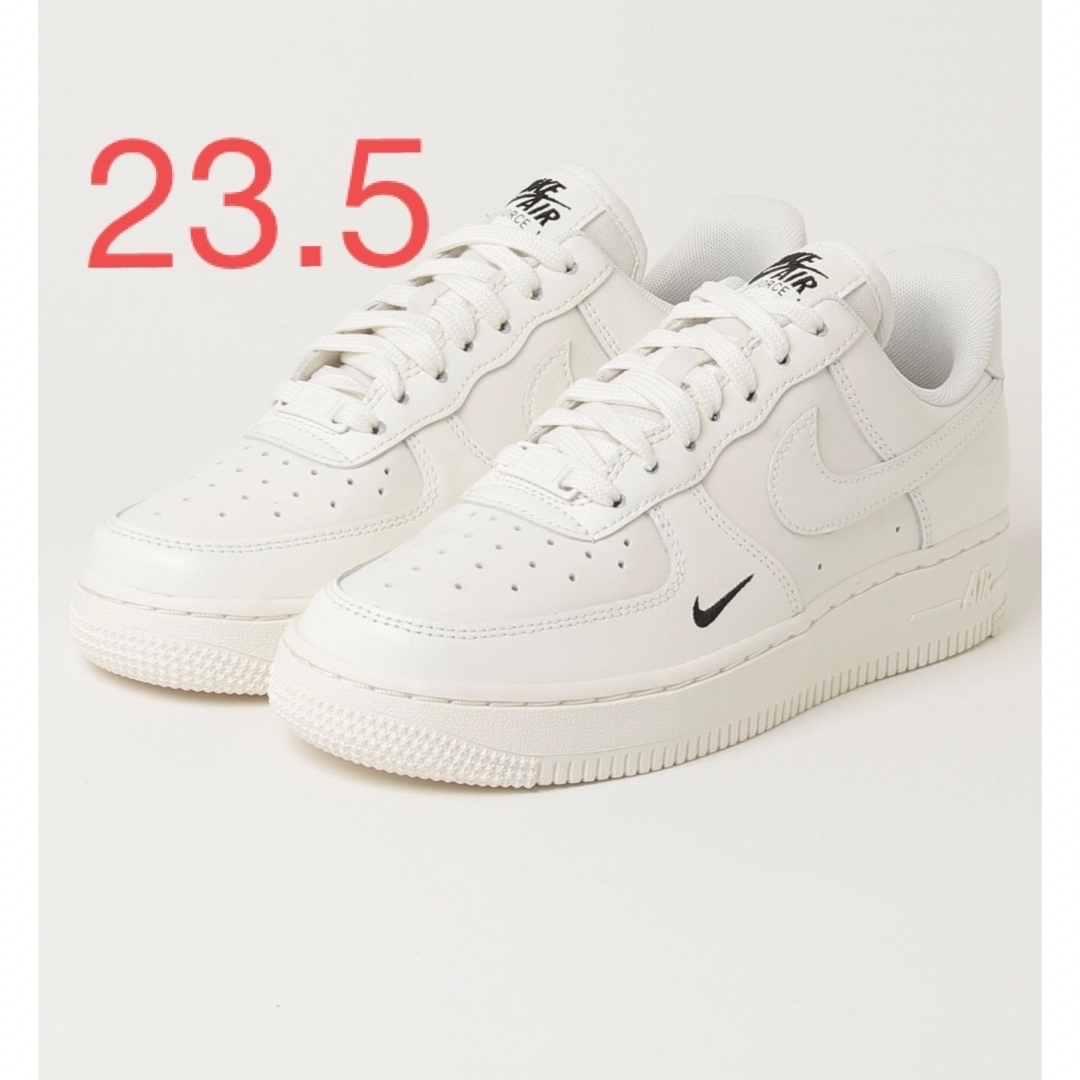 NIKE(ナイキ)のNIKE WMNS AIR FORCE 1 ’07 ESS ナイキエアフォース1 レディースの靴/シューズ(スニーカー)の商品写真