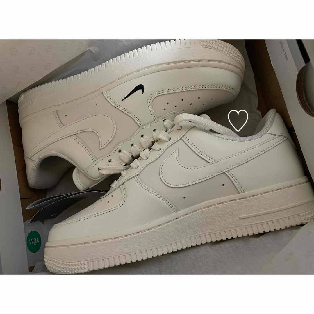 NIKE(ナイキ)のNIKE WMNS AIR FORCE 1 ’07 ESS ナイキエアフォース1 レディースの靴/シューズ(スニーカー)の商品写真